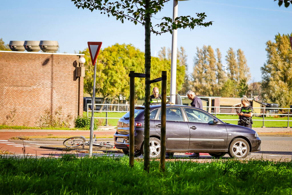 Fietser botst op auto bij oversteekplaats