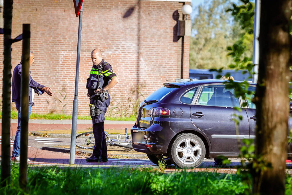 Fietser botst op auto bij oversteekplaats