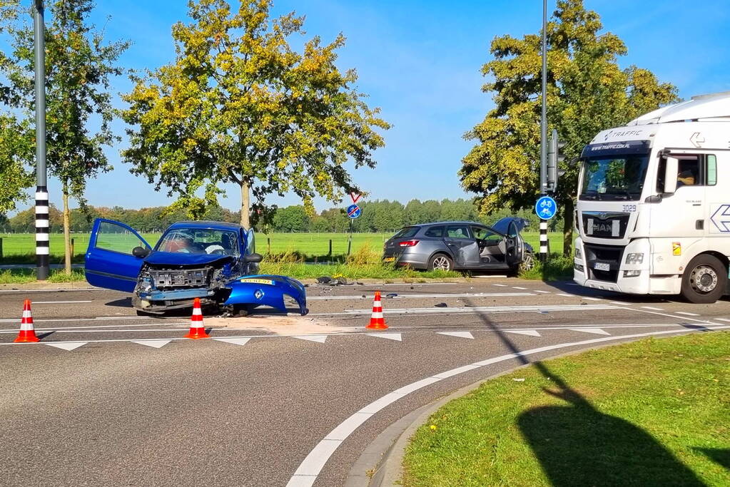 Drie inzittenden slaan op de vlucht bij botsing