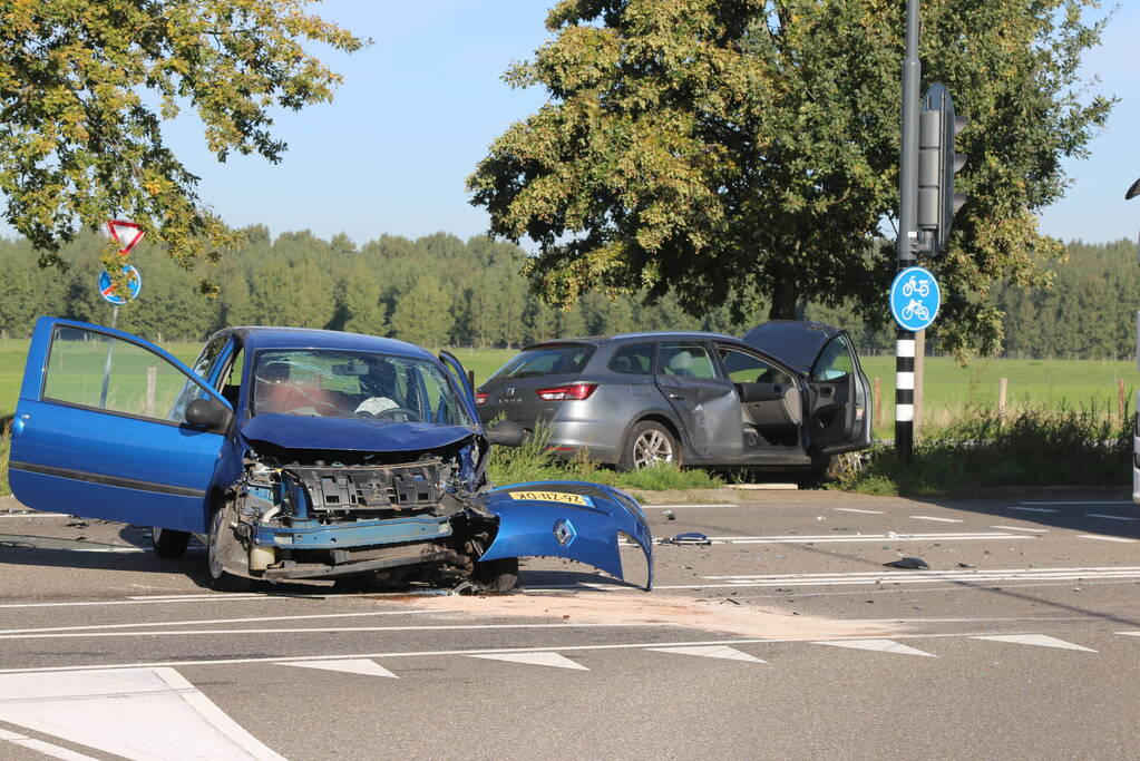 Drie inzittenden slaan op de vlucht bij botsing