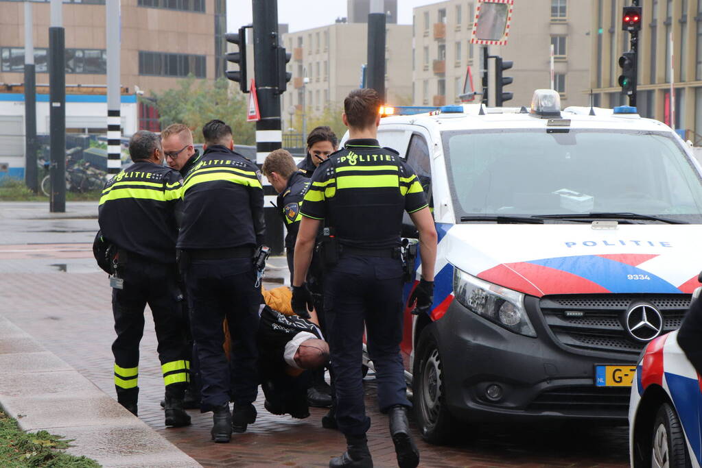 Man met veel machtsvertoon uit trein gehaald