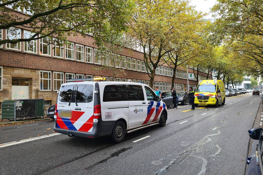 Twee personenwagens betrokken bij kop-staart botsing