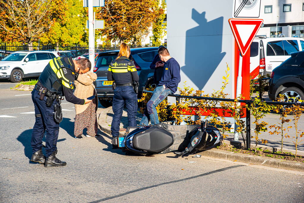 Scooterrijdster raakt gewond bij botsing met auto