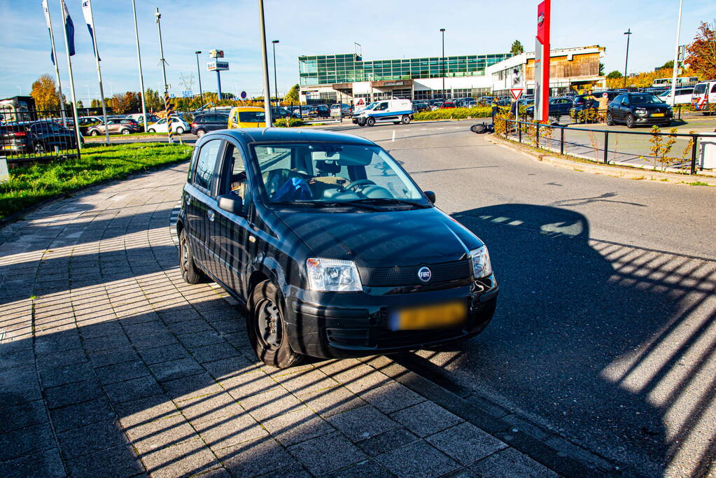 Scooterrijdster raakt gewond bij botsing met auto