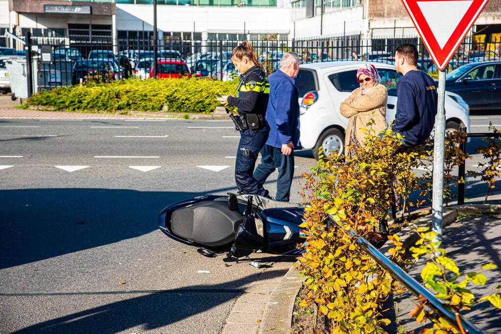 Scooterrijdster raakt gewond bij botsing met auto