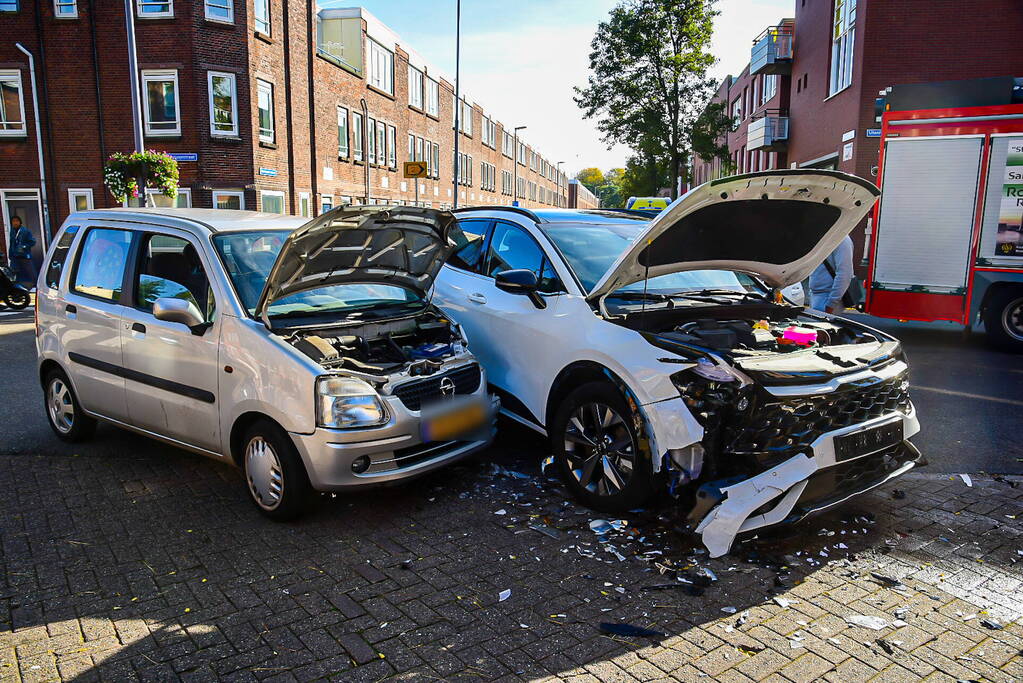 Twee auto's botsen op kruising