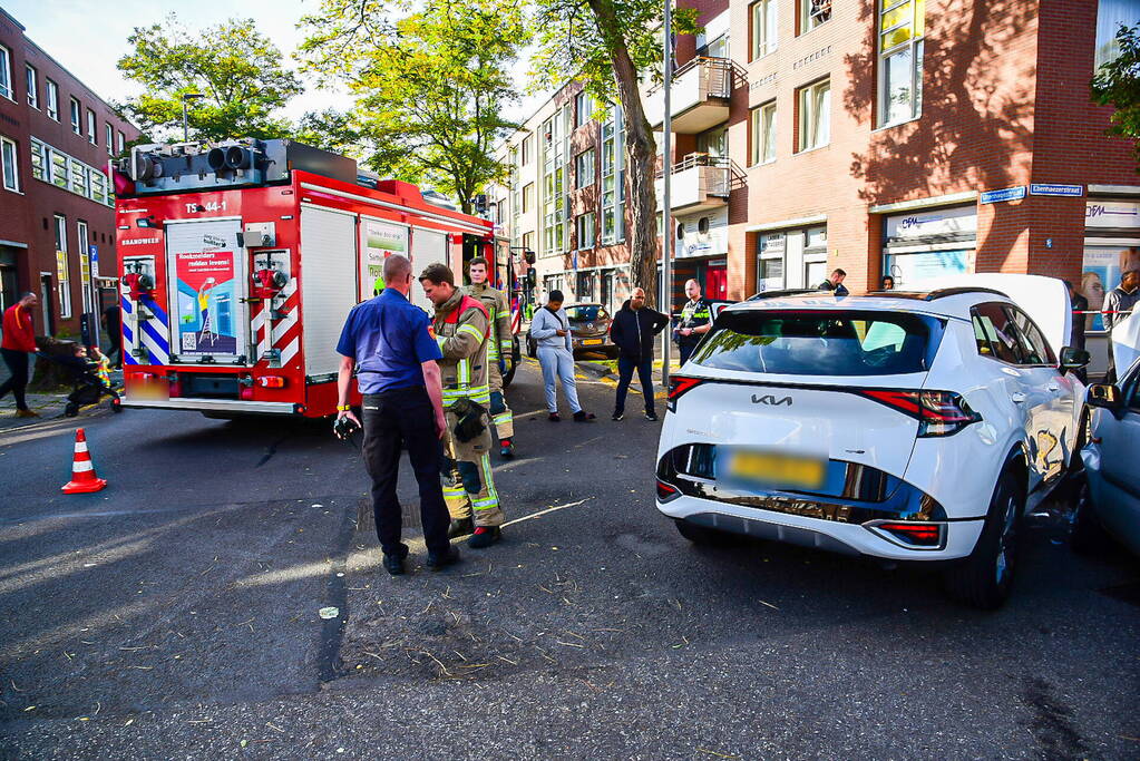 Twee auto's botsen op kruising