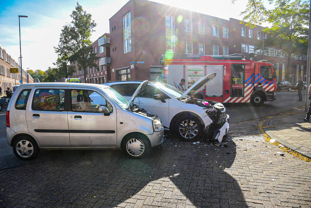 Twee auto's botsen op kruising