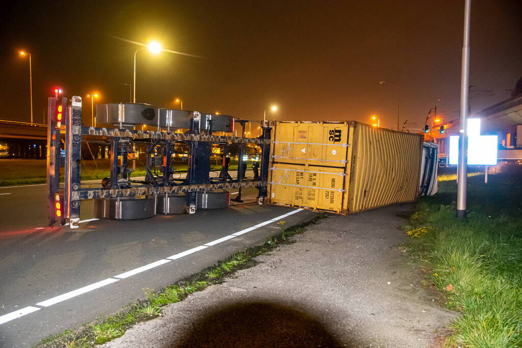 Vrachtwagen belandt op zijn kant