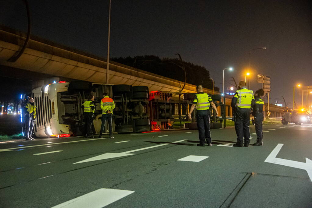 Vrachtwagen belandt op zijn kant