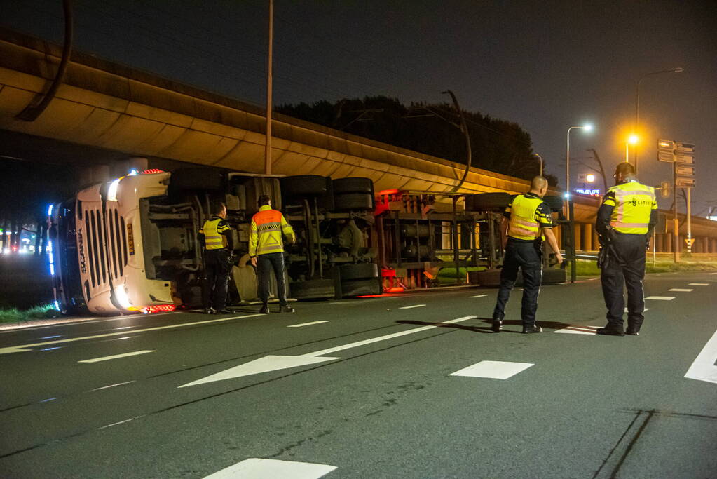 Vrachtwagen belandt op zijn kant