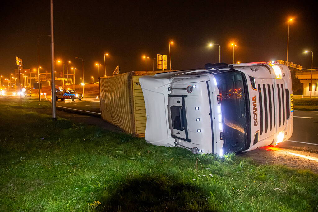 Vrachtwagen belandt op zijn kant