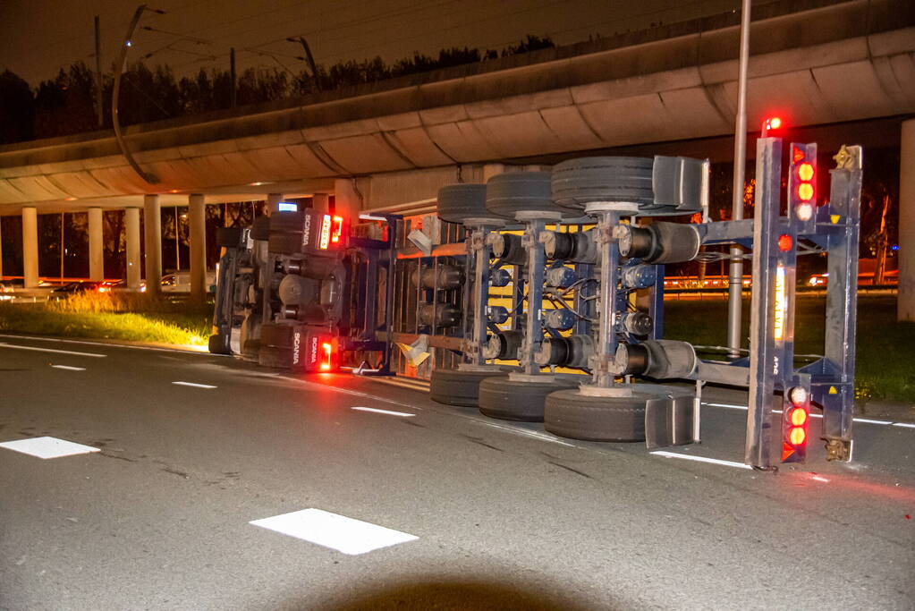 Vrachtwagen belandt op zijn kant