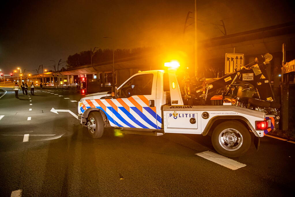 Vrachtwagen belandt op zijn kant