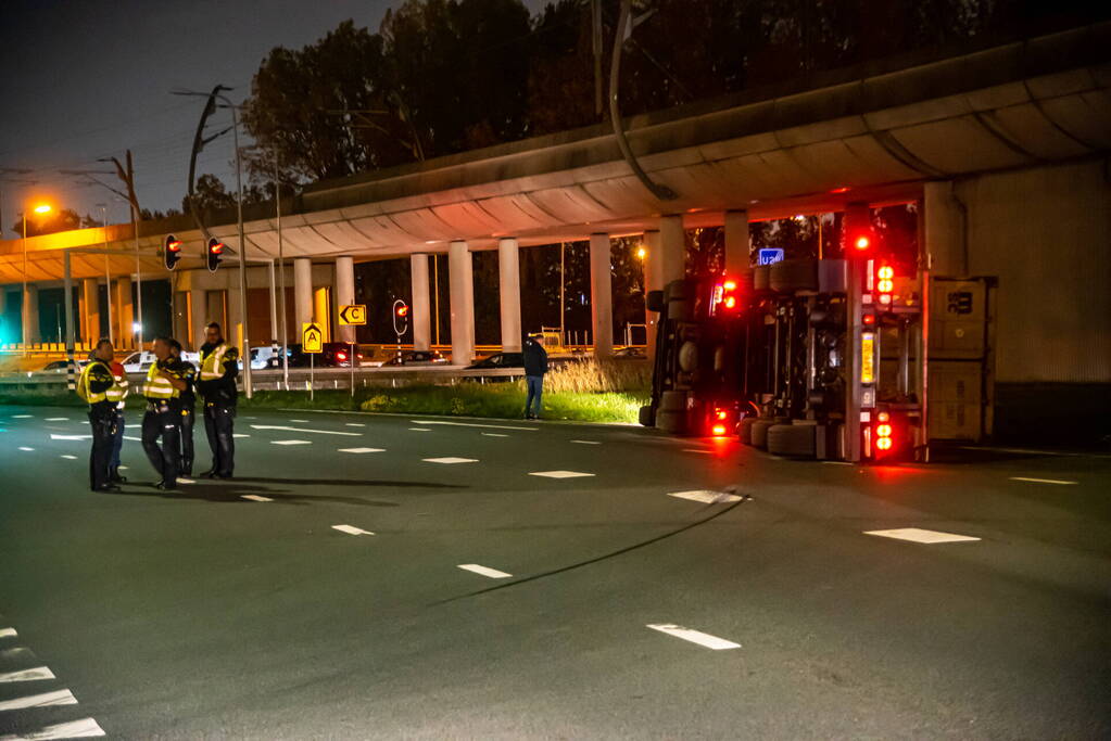 Vrachtwagen belandt op zijn kant