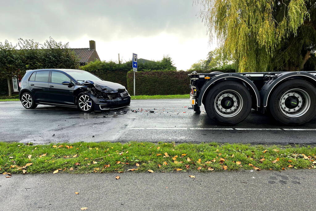 Flinke schade nadat auto op trailer botst