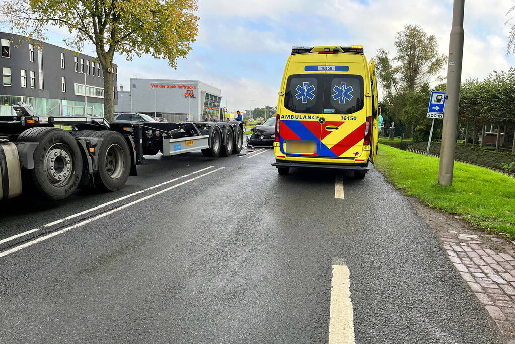 Flinke schade nadat auto op trailer botst