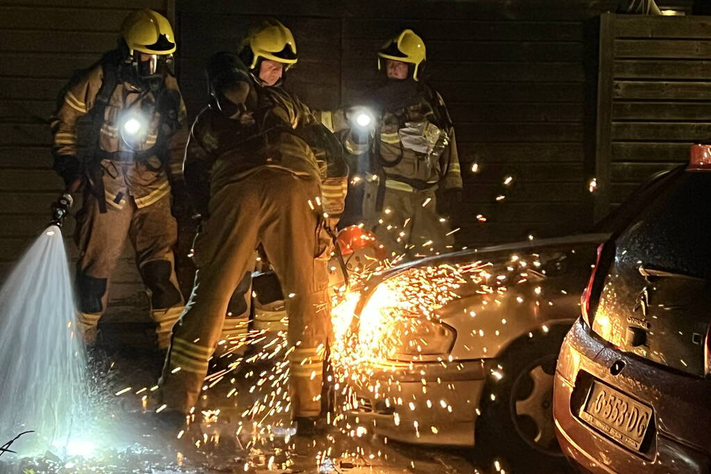 Brand in geparkeerde auto