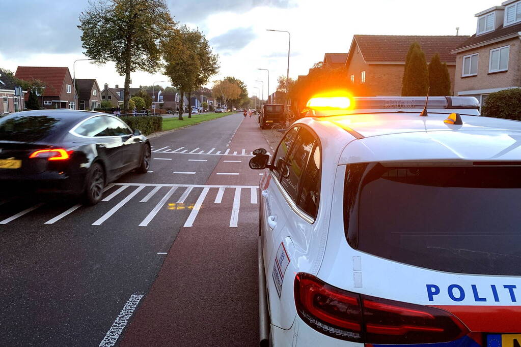 Fietsster belandt op voorruit van auto bij botsing