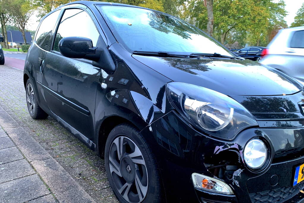 Fietsster belandt op voorruit van auto bij botsing