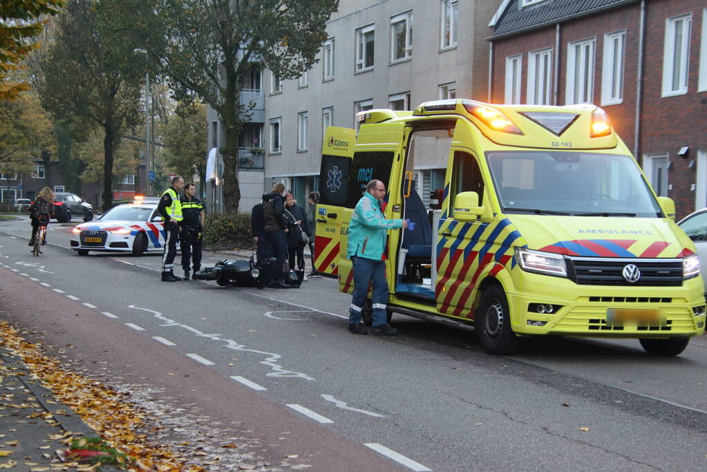 Scooterrijdster aangereden bij verlaten parkeerplek