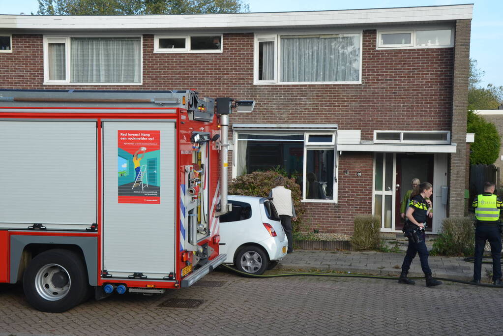 Brandweer blust brand in keuken