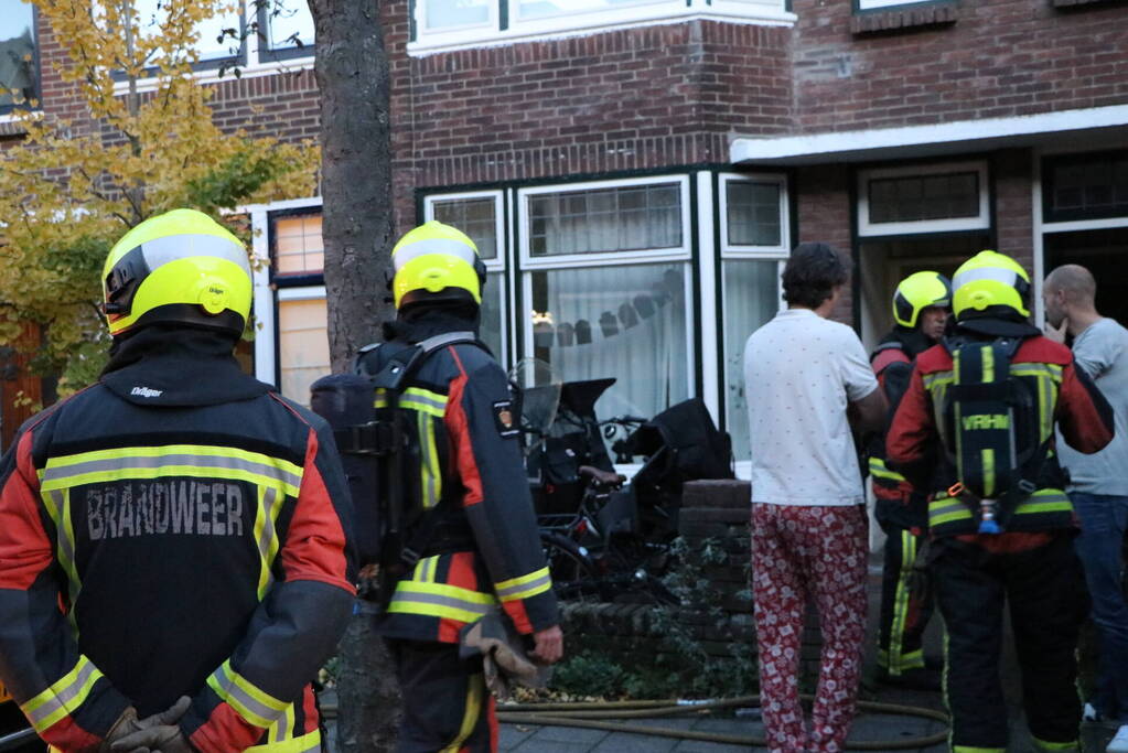 Brandeer doet onderzoek brandgeur