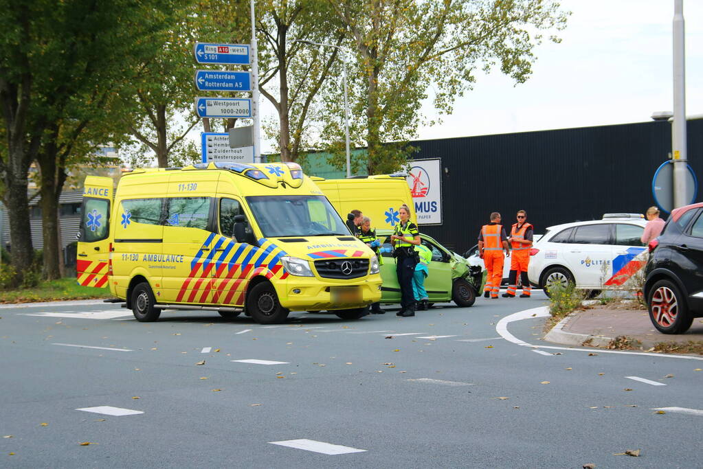 Persoon bekneld na ongeval op kruising