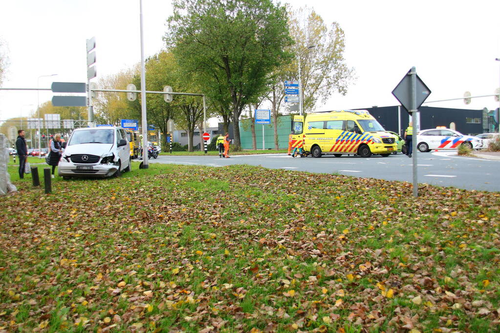 Persoon bekneld na ongeval op kruising