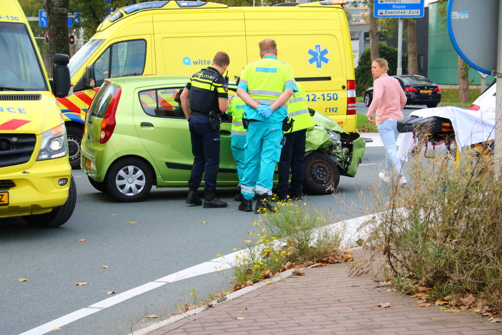 Persoon bekneld na ongeval op kruising