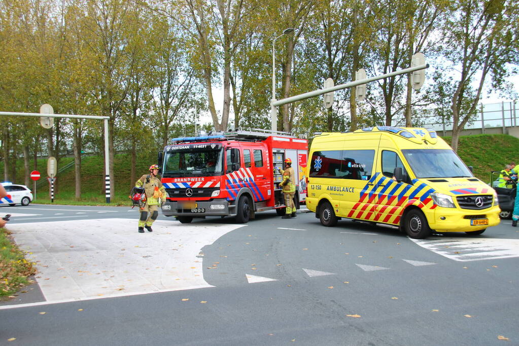 Persoon bekneld na ongeval op kruising