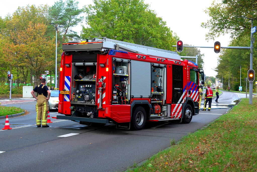 Auto verwoest door brand in motorcompartiment