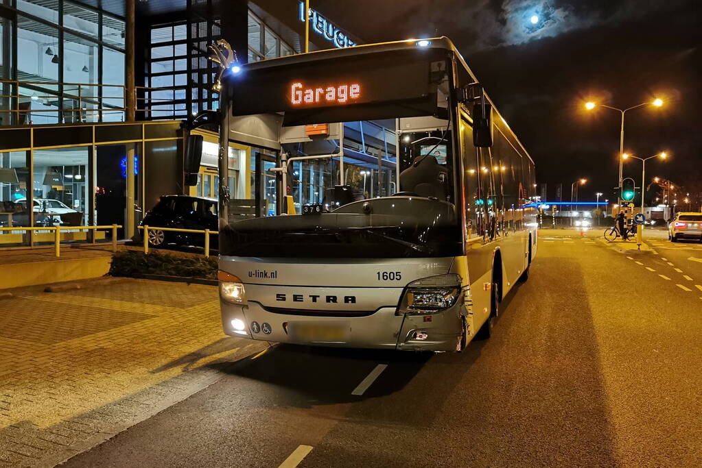 Lijnbus botst met personenauto