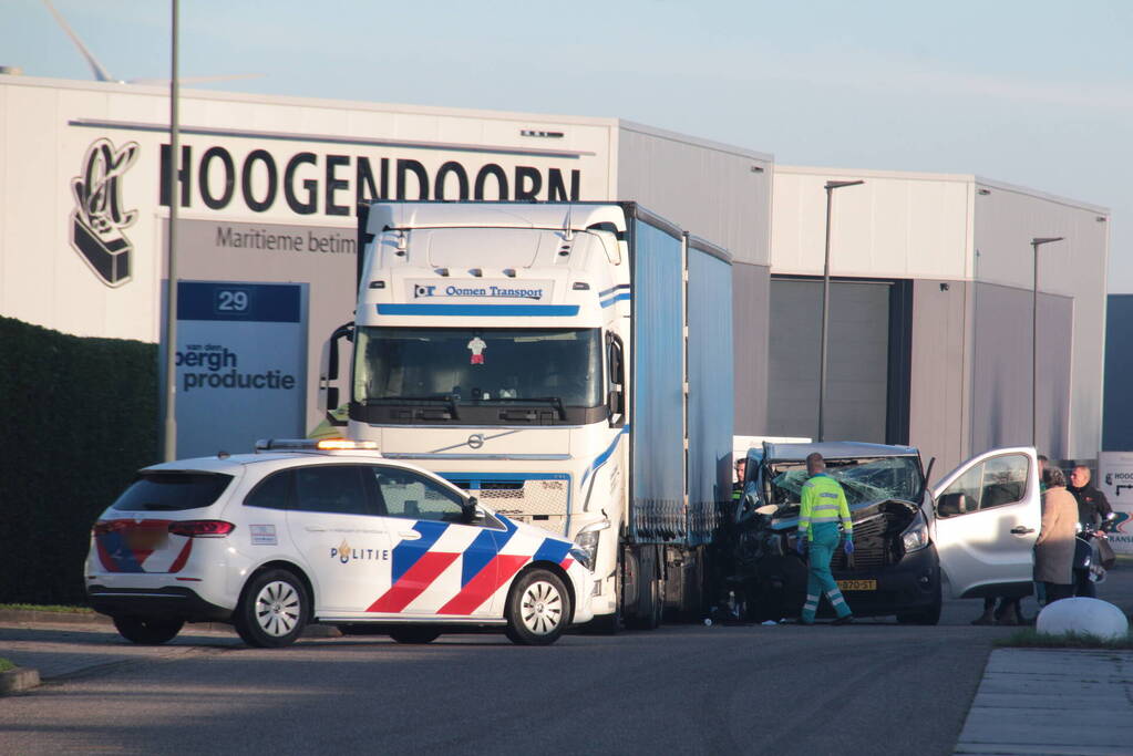 Bestelbus klapt op geparkeerde vrachtwagen