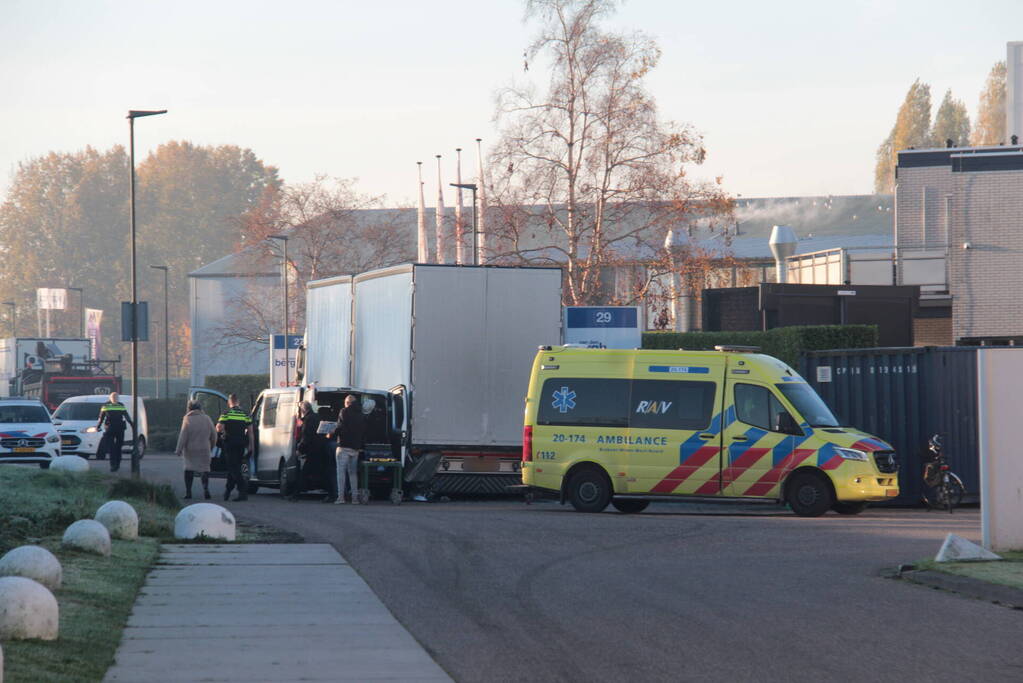 Bestelbus klapt op geparkeerde vrachtwagen