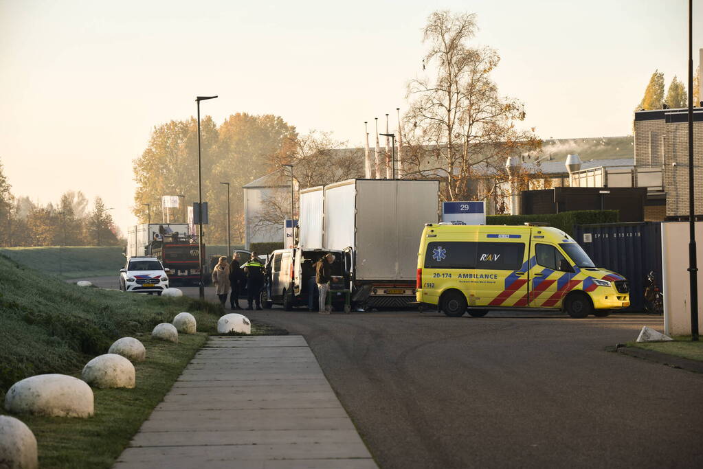 Bestelbus klapt op geparkeerde vrachtwagen