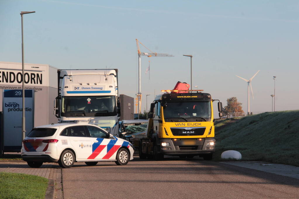 Bestelbus klapt op geparkeerde vrachtwagen