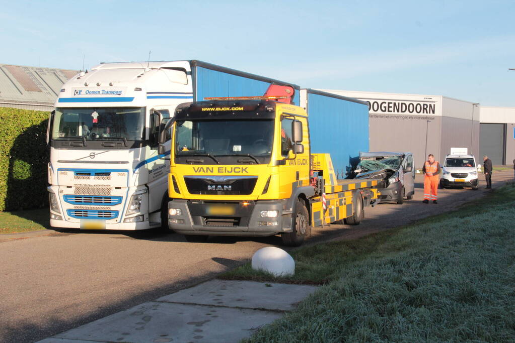 Bestelbus klapt op geparkeerde vrachtwagen