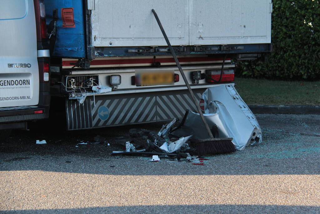 Bestelbus klapt op geparkeerde vrachtwagen