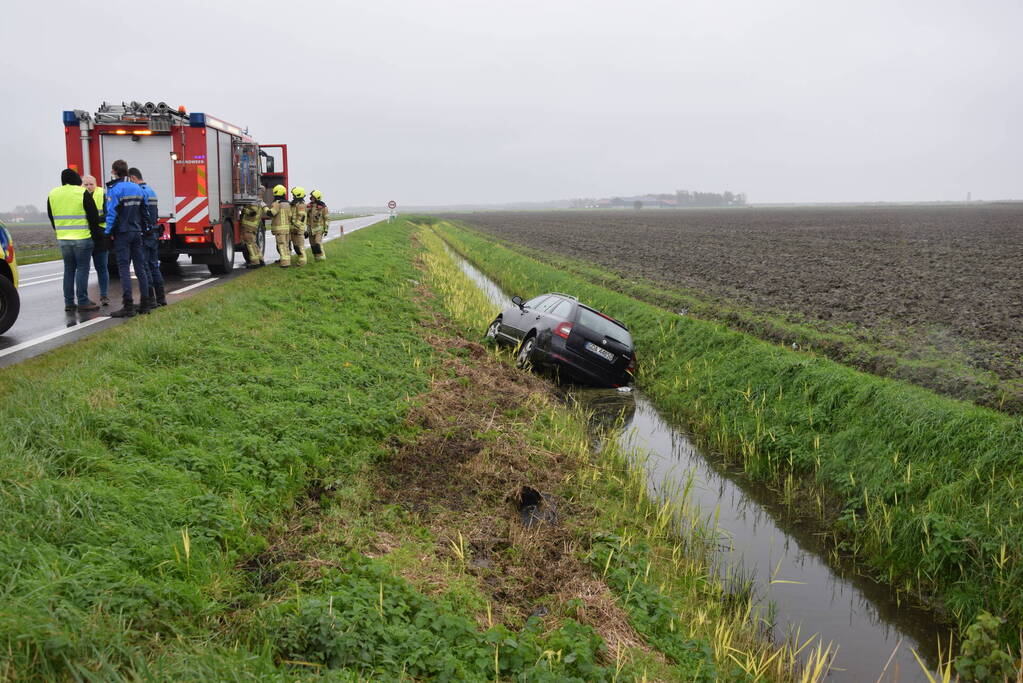 Dronken bestuurder belandt in sloot