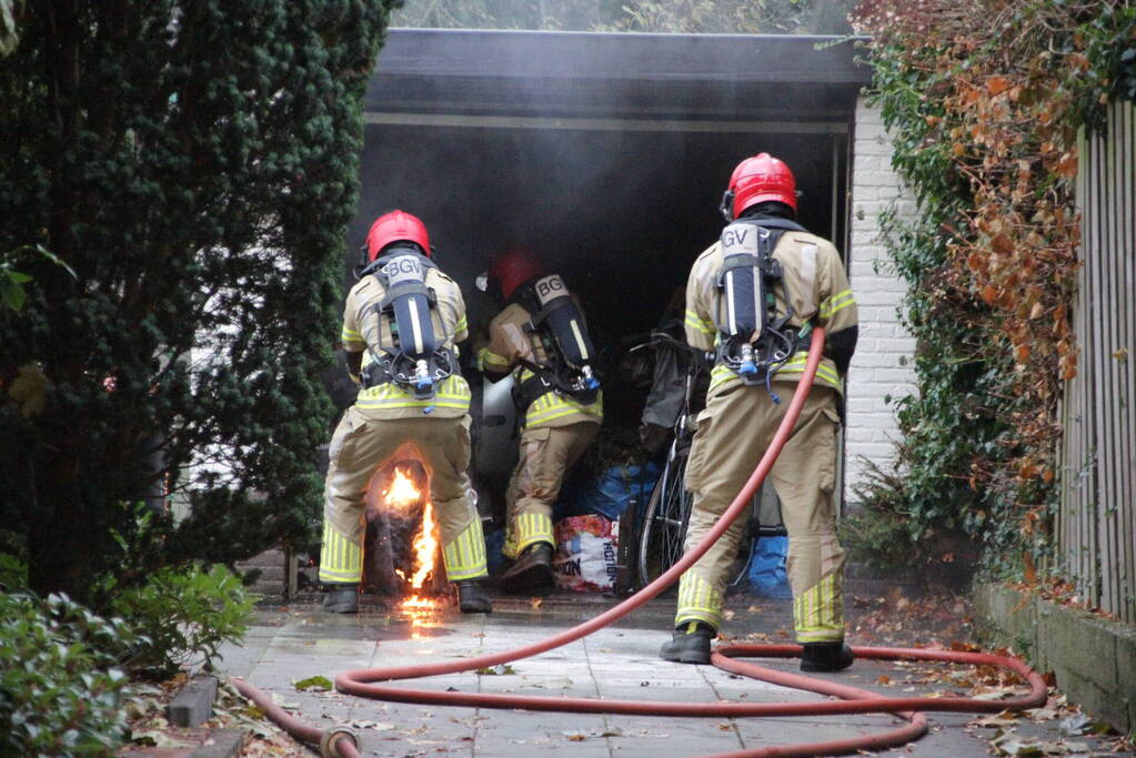 Motor in brand in garage van woning