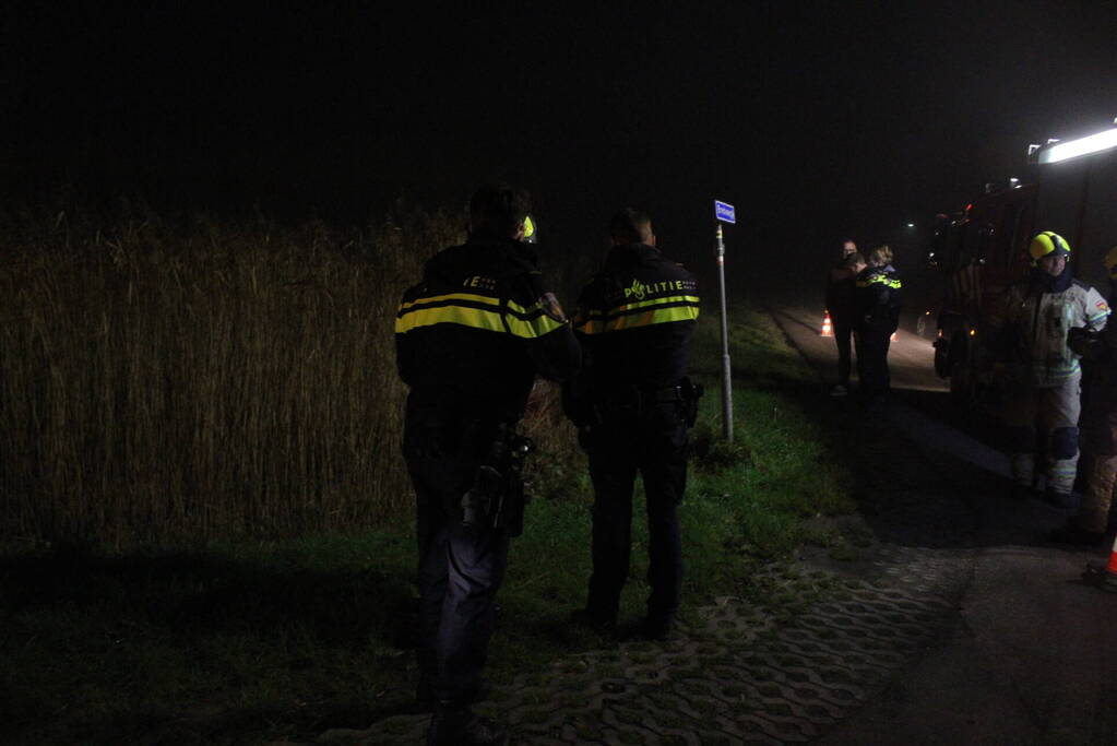 Auto te water nadat bestuurder bocht mist