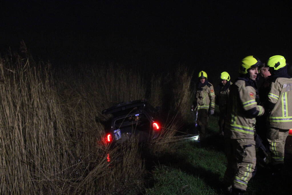 Auto te water nadat bestuurder bocht mist