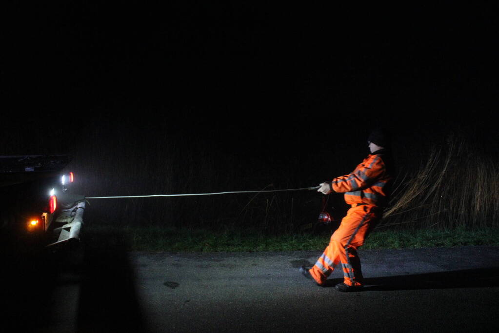 Auto te water nadat bestuurder bocht mist