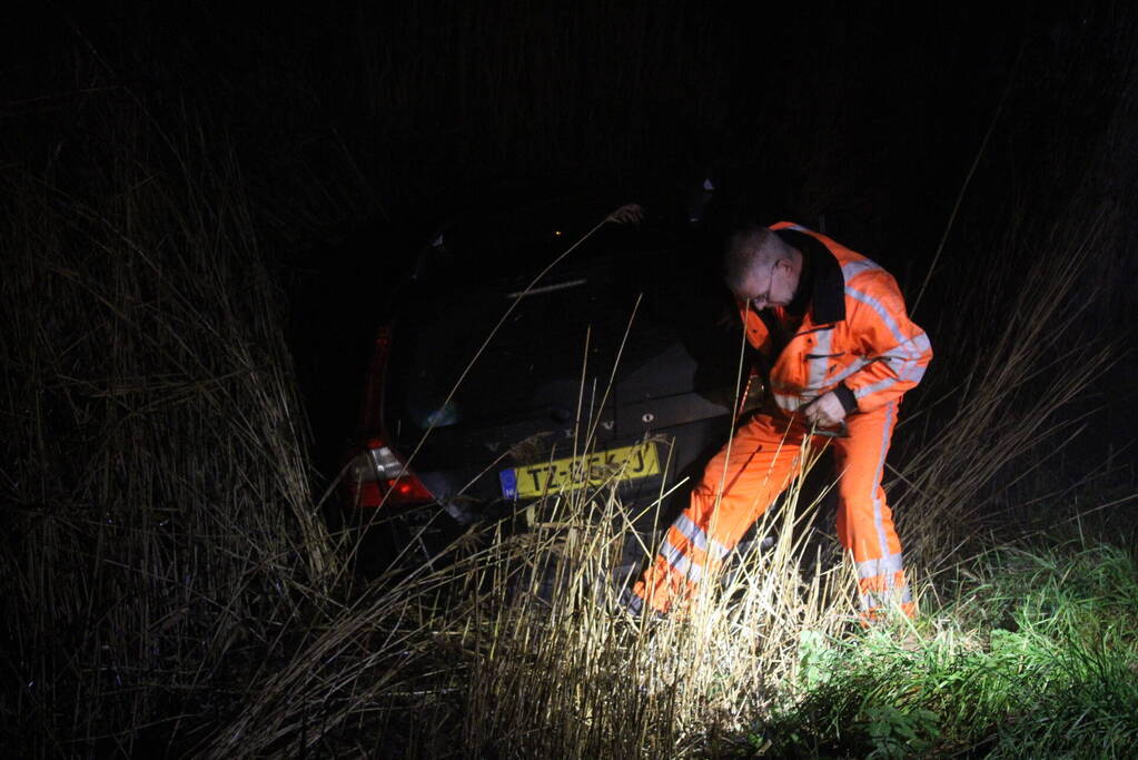 Auto te water nadat bestuurder bocht mist