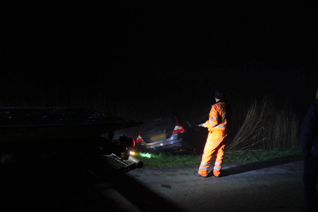 Auto te water nadat bestuurder bocht mist