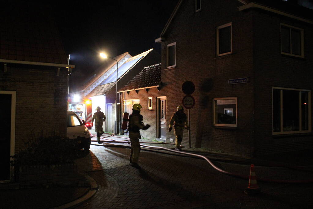 Bewoners opgeschrikt na brand achter woning