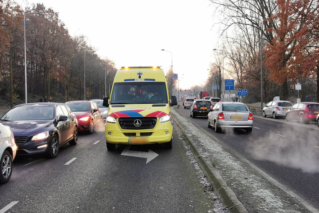 Fietsster gewond bij botsing met auto