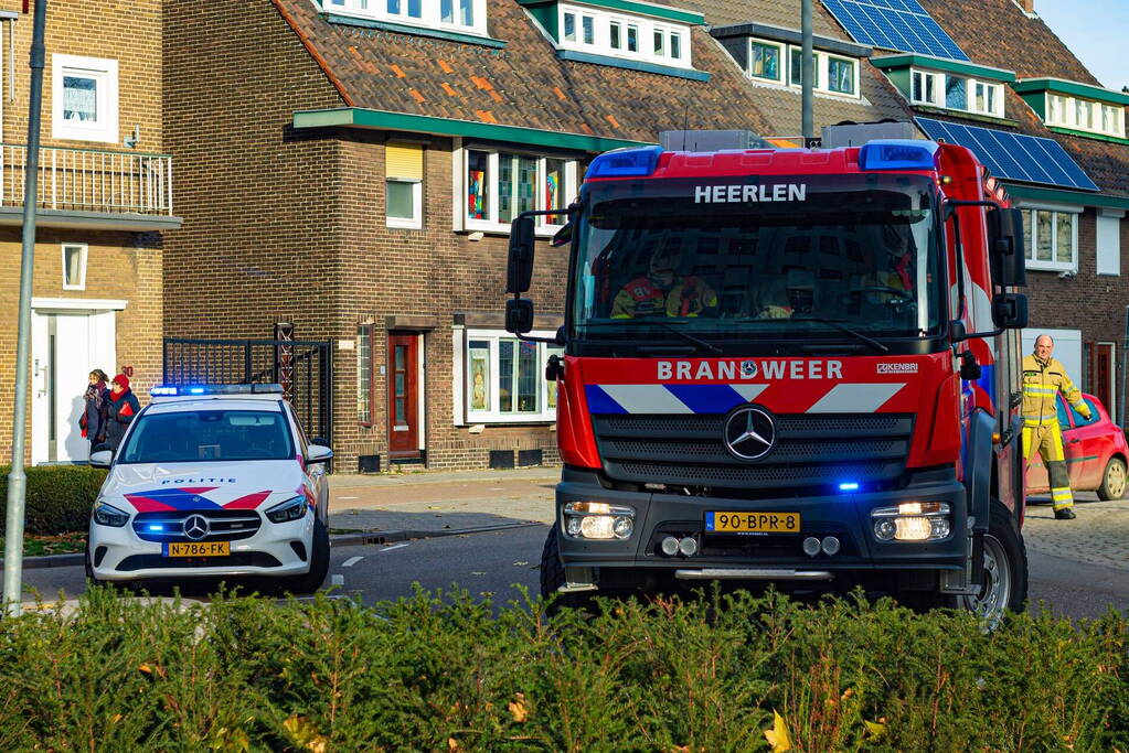 Auto vliegt al rijdend in brand