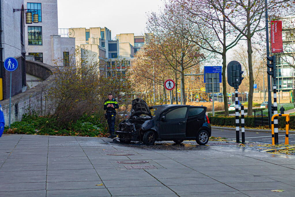 Auto vliegt al rijdend in brand